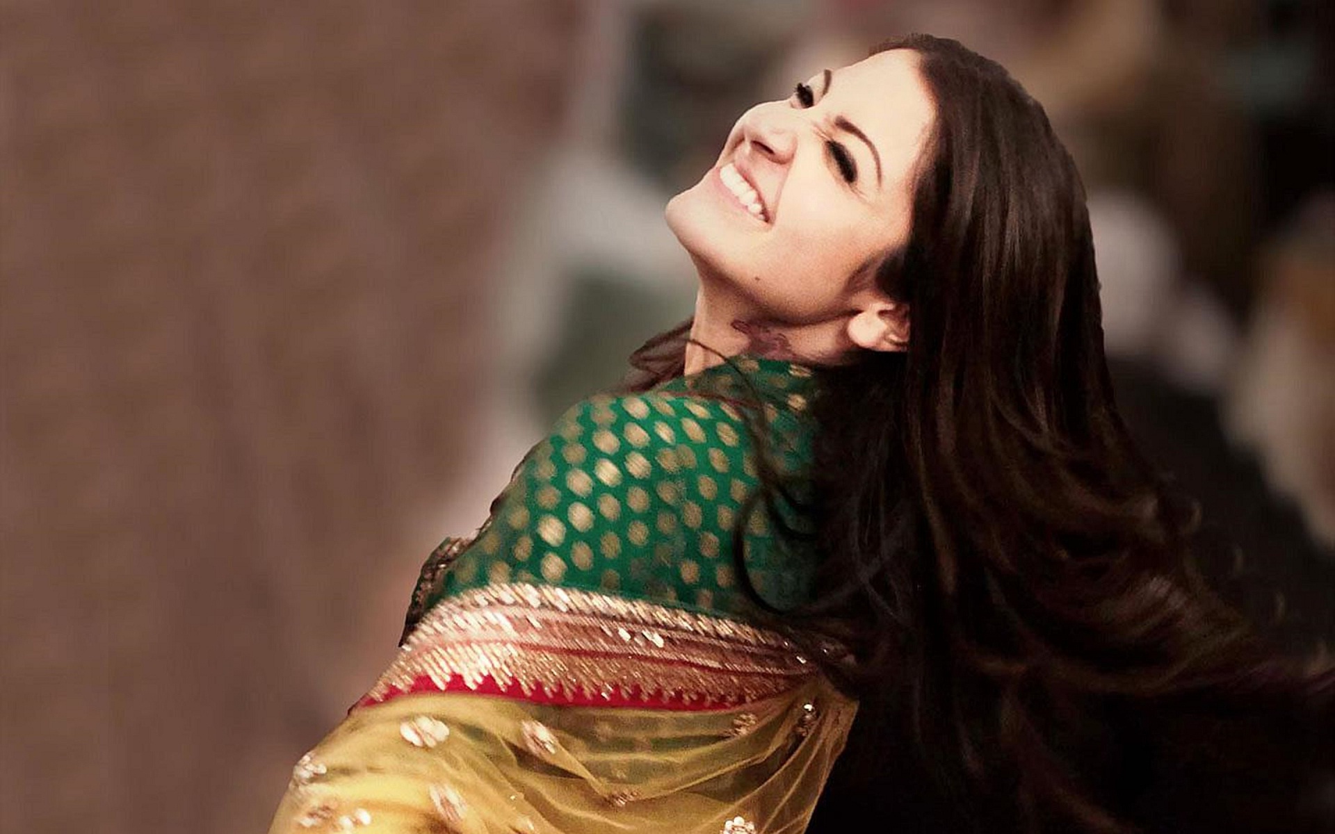 Indian Actress Anushka Sharma Very Happy Hd Images - Anushka Sharma Wallpapers Latest - HD Wallpaper 