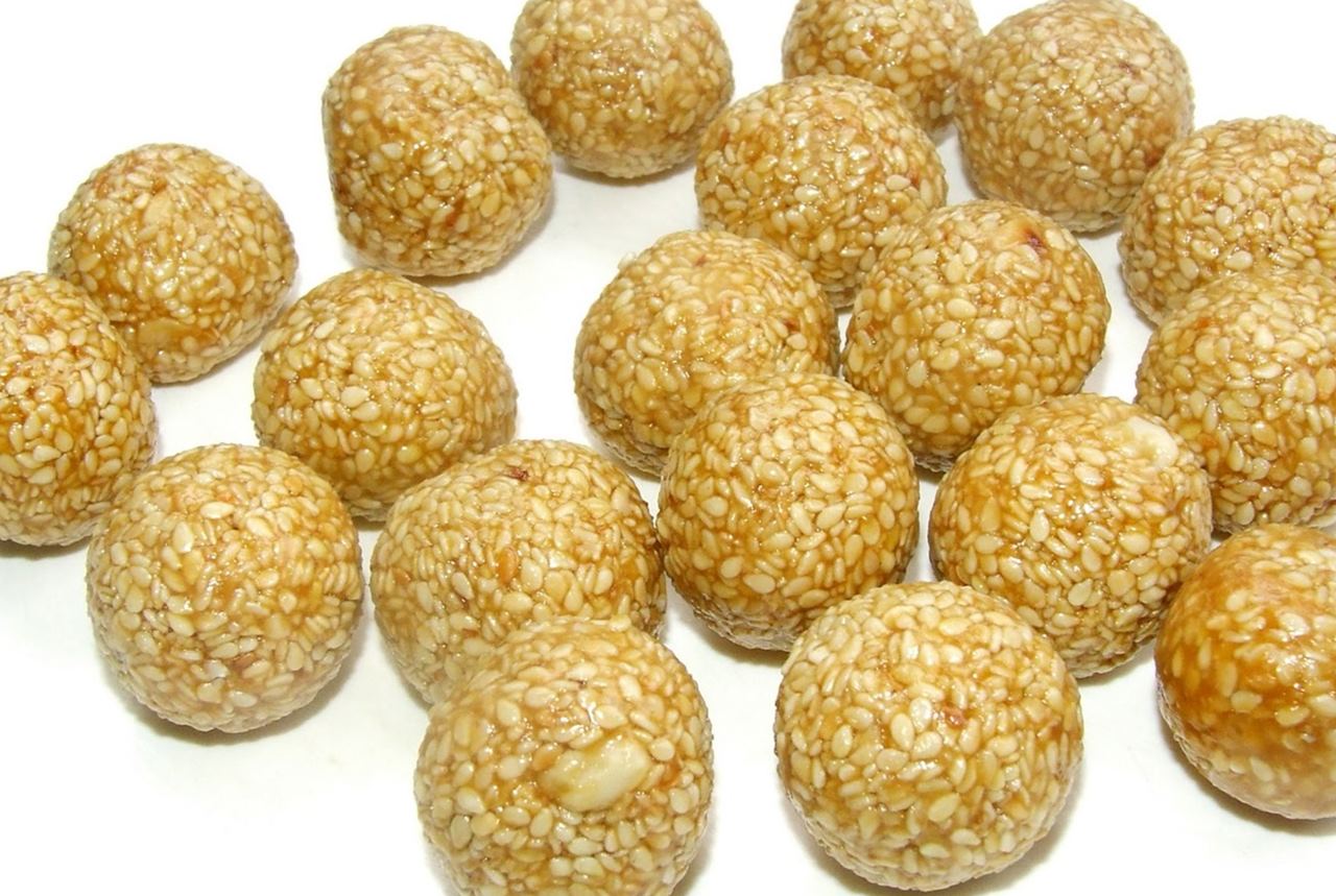 Lohri And Makar Sankranti 2017 Til Laddoo Wallpapers - Lohri Makar Sankranti Laddu - HD Wallpaper 