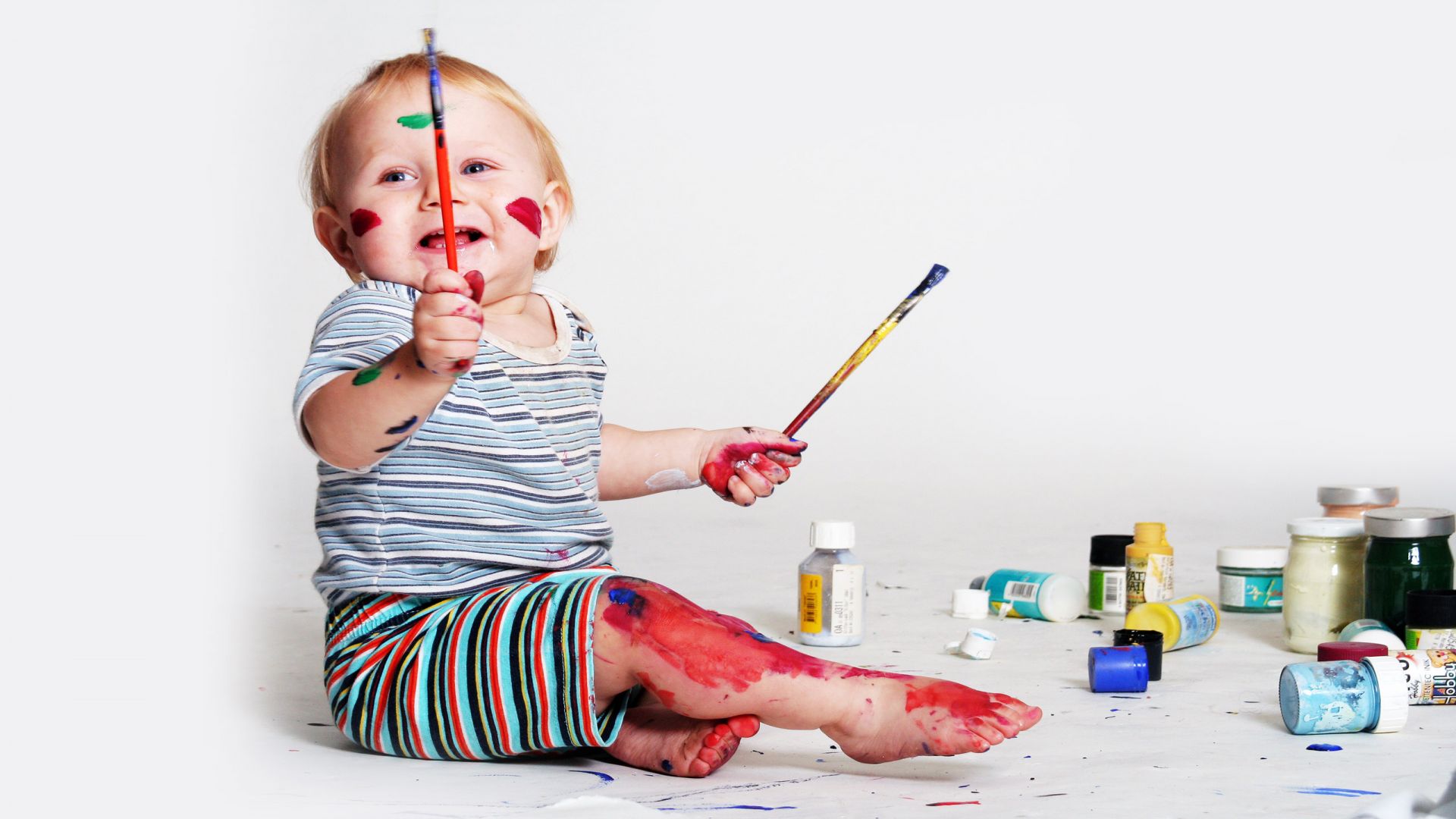 Baby Holding Paint Brush - HD Wallpaper 