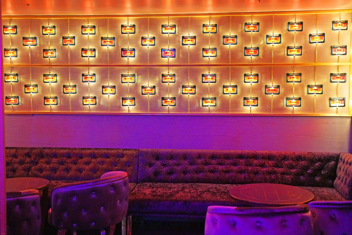 Any Body Can Driink Photos - Chair - HD Wallpaper 