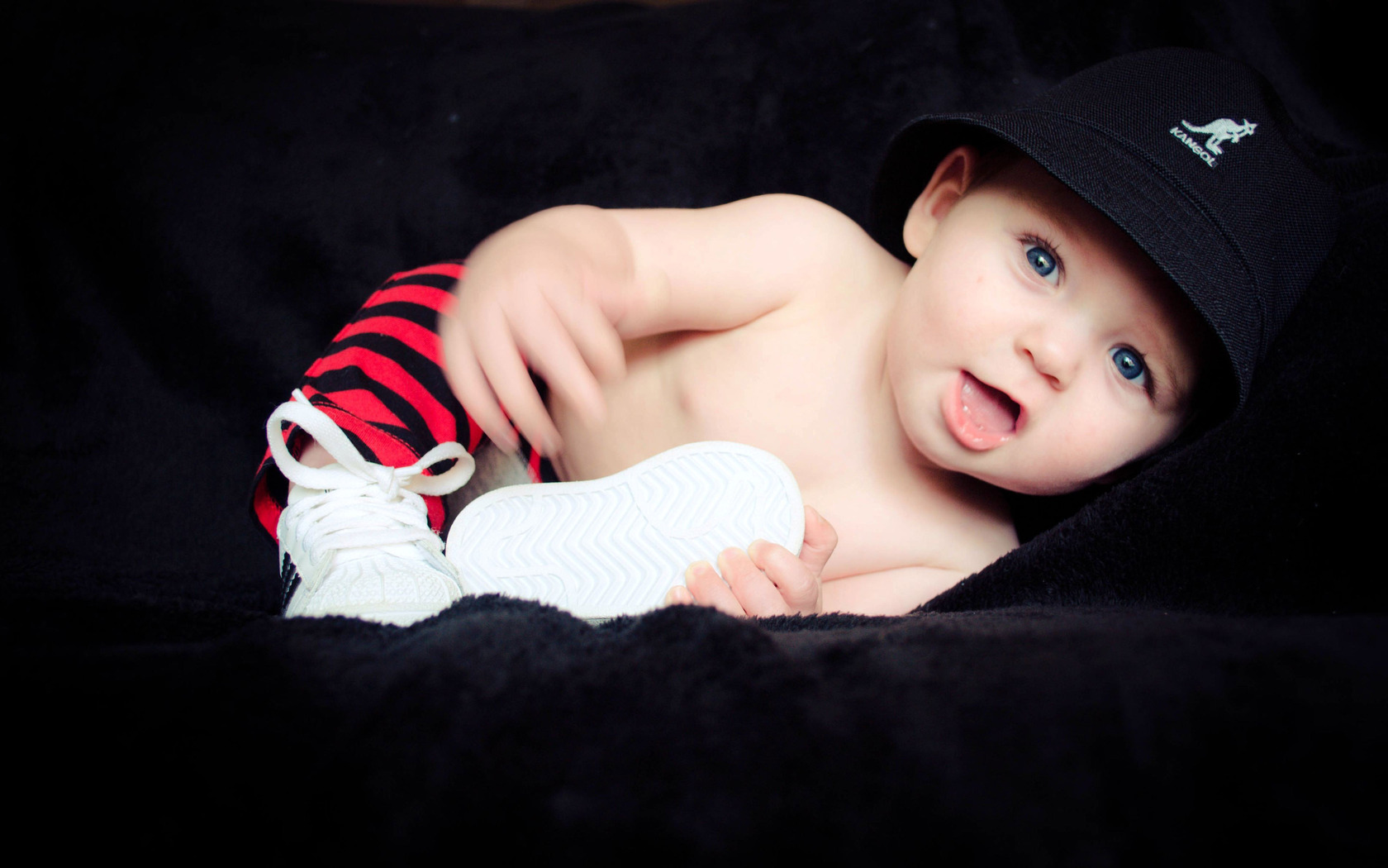 Baby And Black Background - Babys Black Background - HD Wallpaper 
