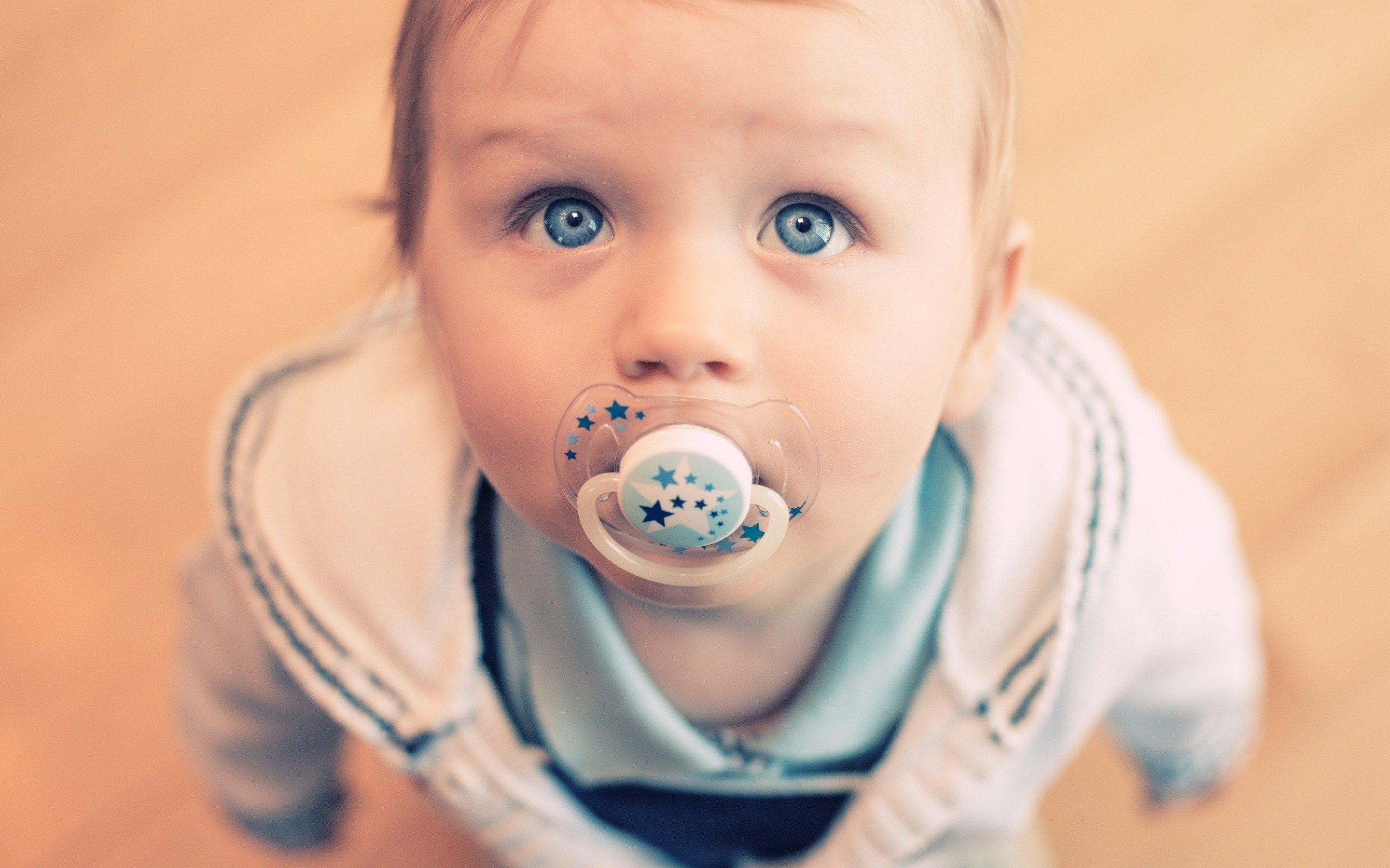 Cute Baby With Blue Eye Hd Desktop Wallpaper Background - 4k Blue Eye Baby  - 2880x1800 Wallpaper 