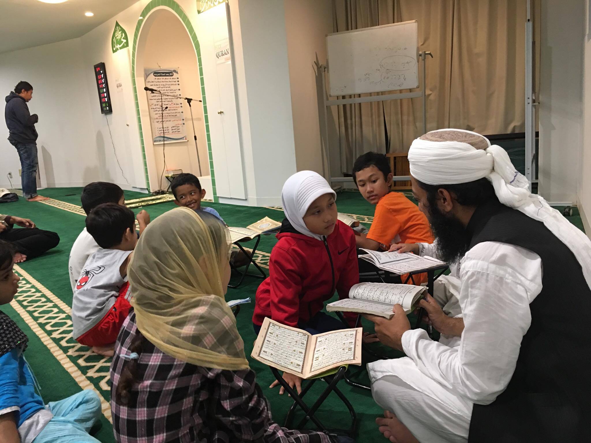 Kids Learning Quran - HD Wallpaper 