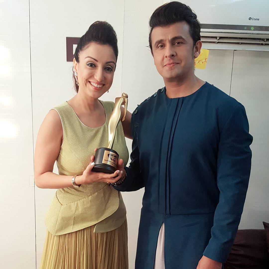 Sonu Nigam With Wife - HD Wallpaper 