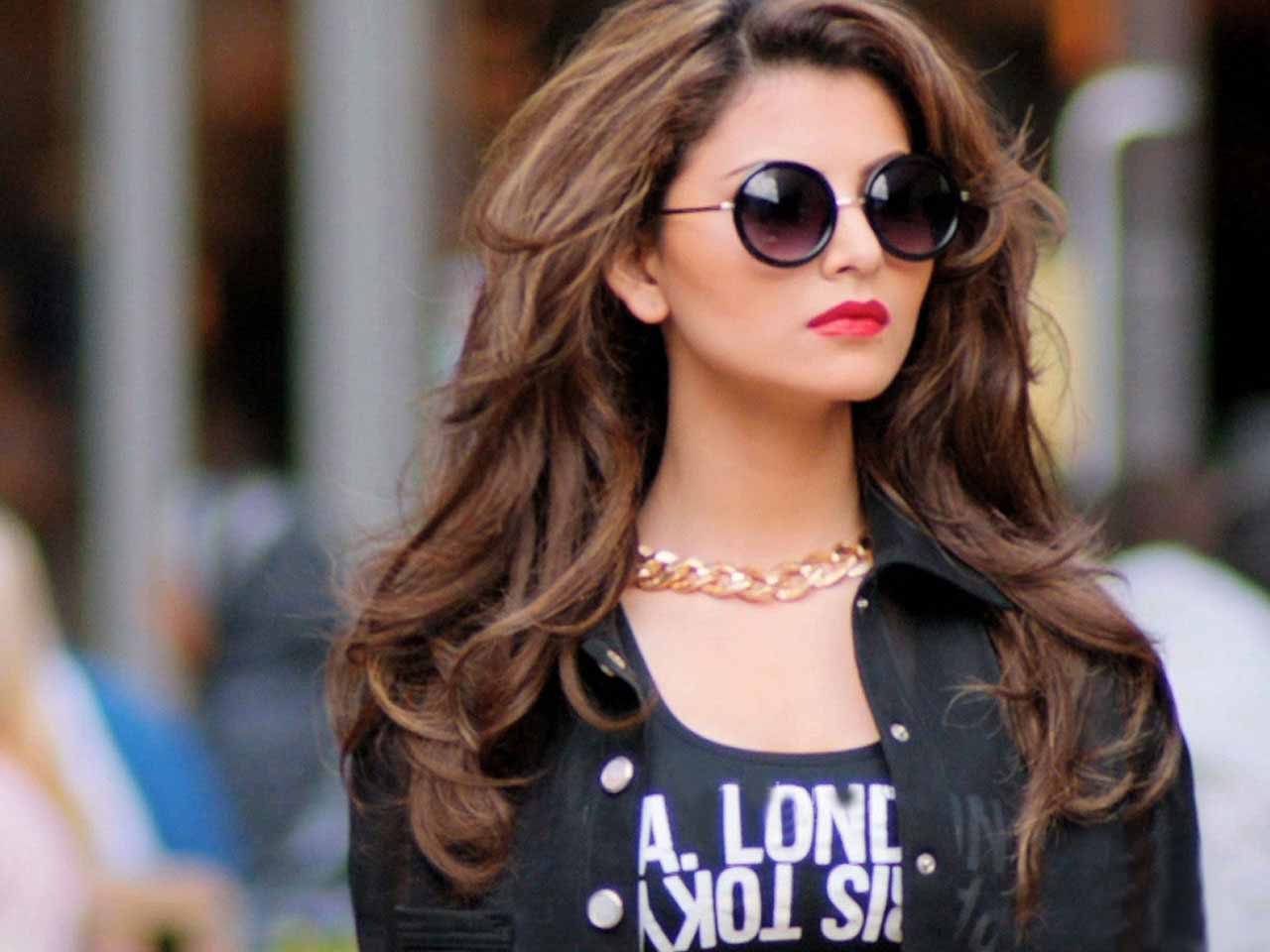 Urvashi Rautela In Sunglasses Wallpapers And Backgrounds - Urvashi Rautela Love Dose - HD Wallpaper 