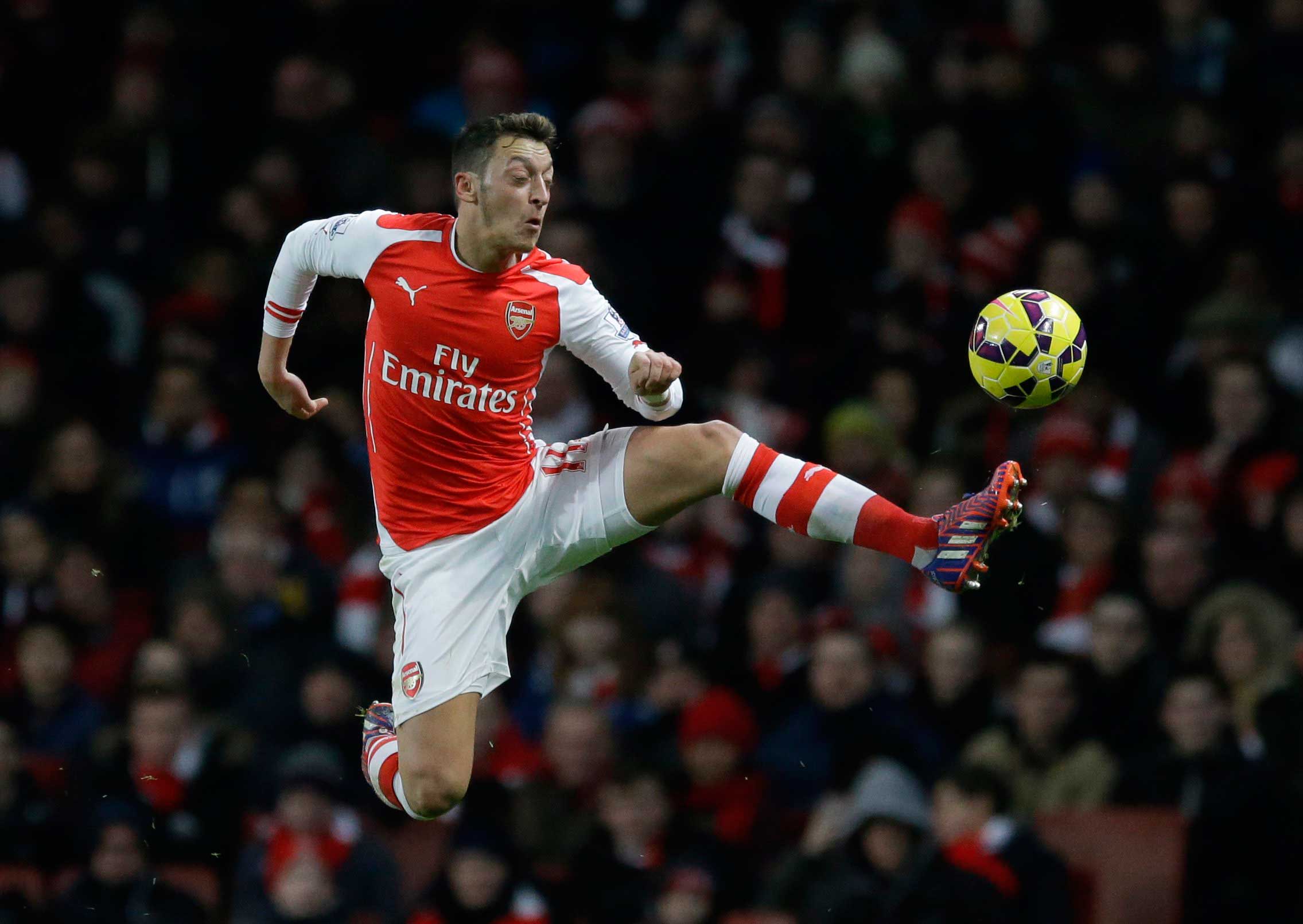Mesut Ozil Ball Control - HD Wallpaper 