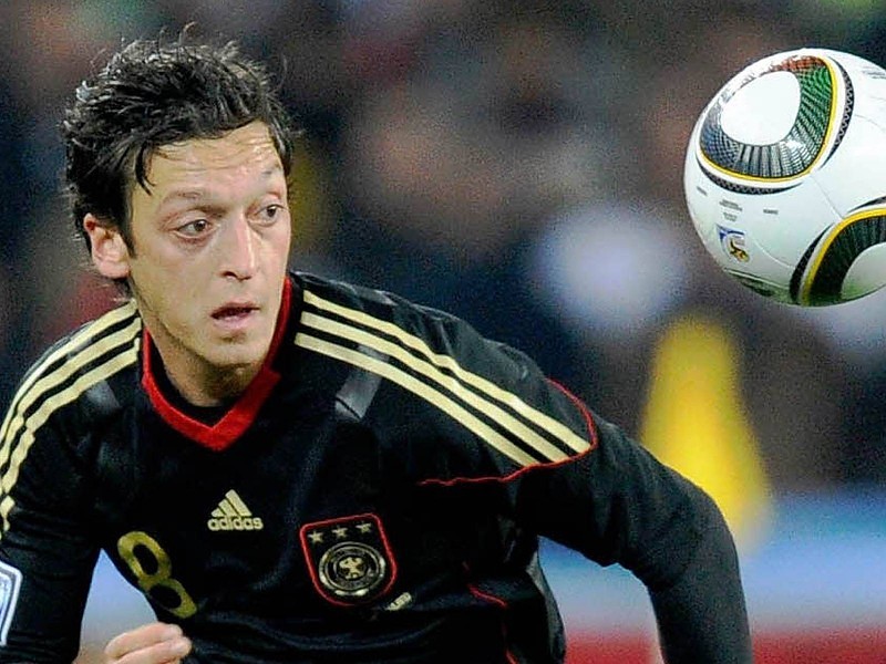 Mesut Ozil Football Player Wide Wallpapers - Mesut Ozil Real Madrid - HD Wallpaper 