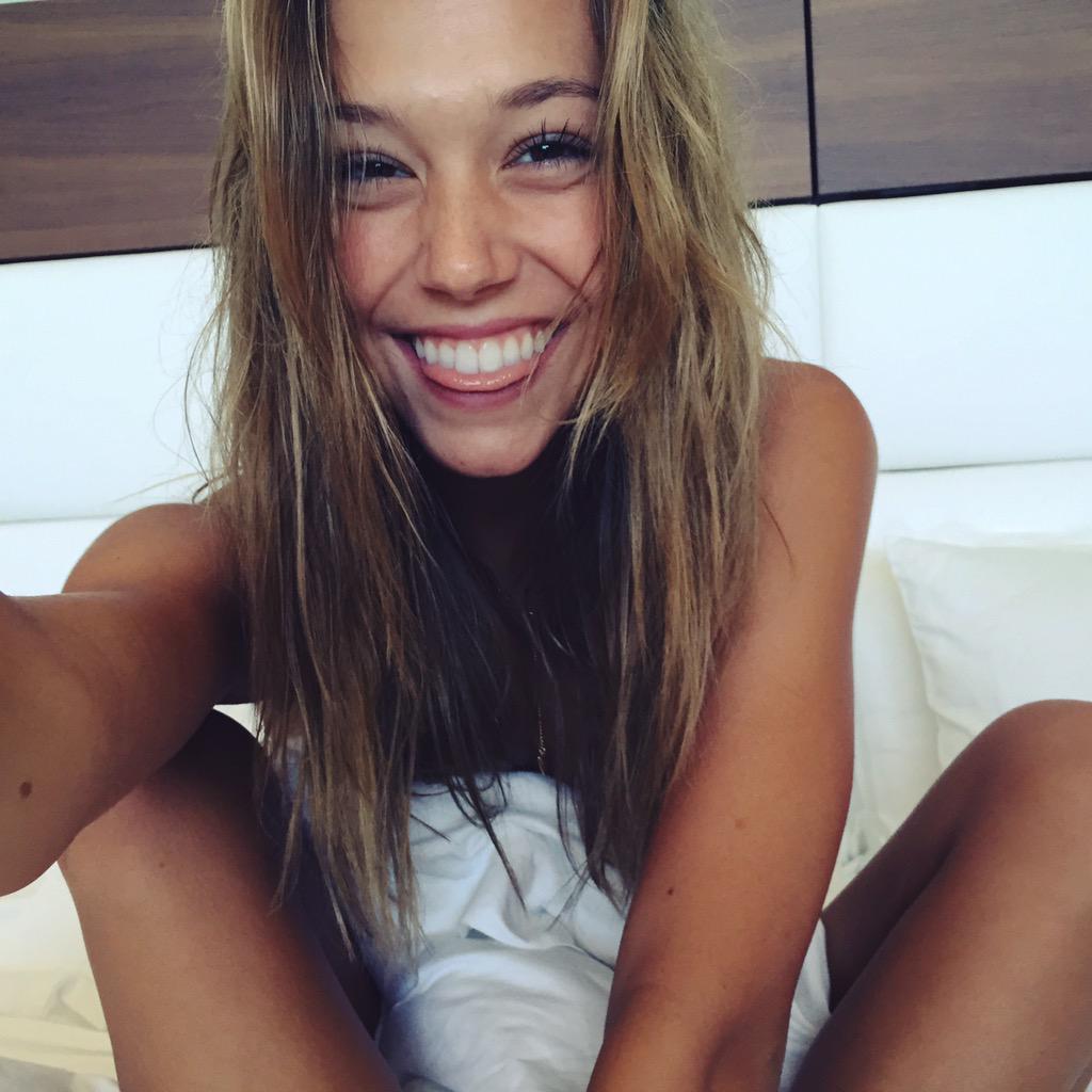 Alexis Ren Y Jay Alvarrez Bed - HD Wallpaper 