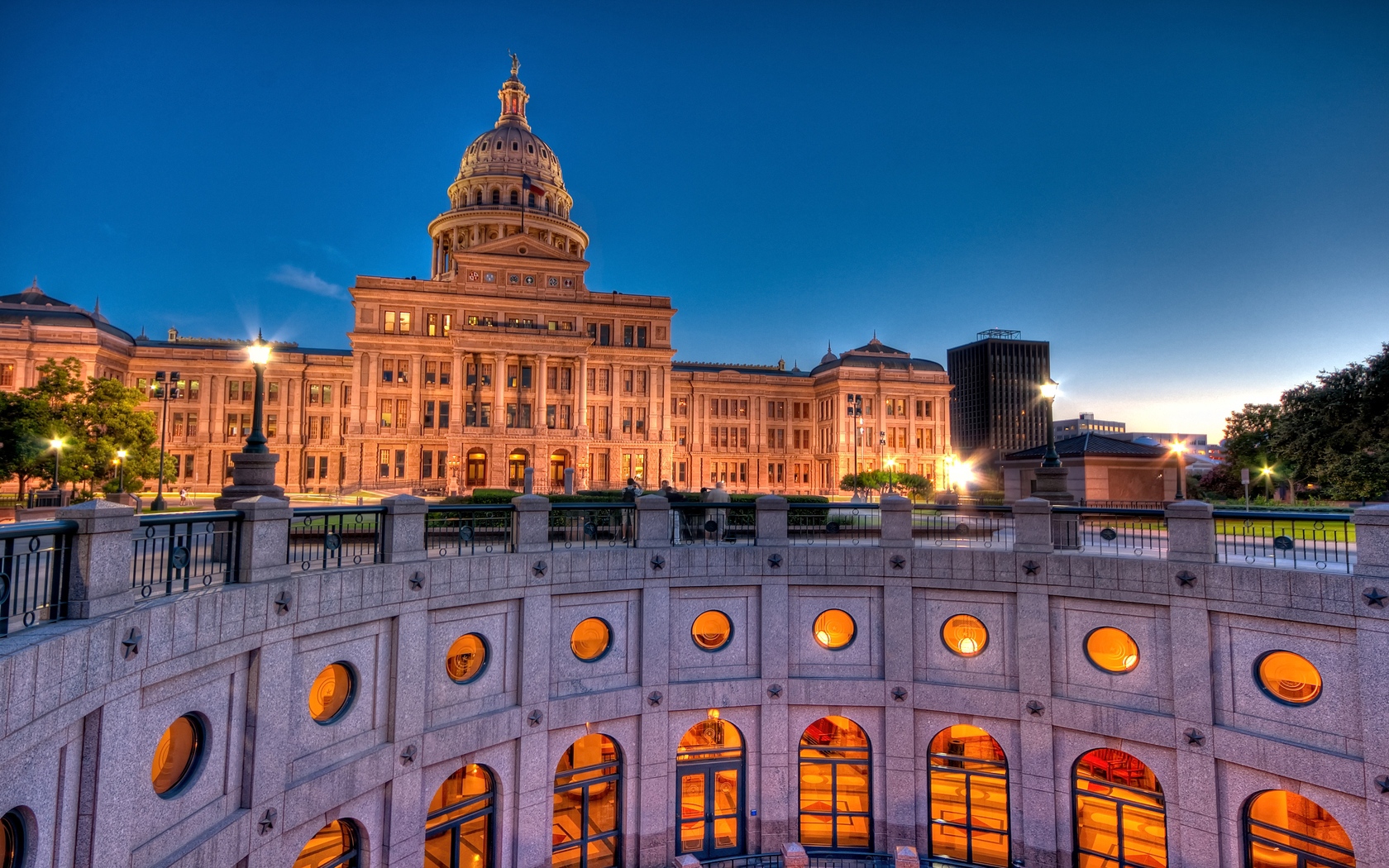 Wallpaper Austin, Texas, Bridge, Building, Evening - Texas State Capitol - HD Wallpaper 