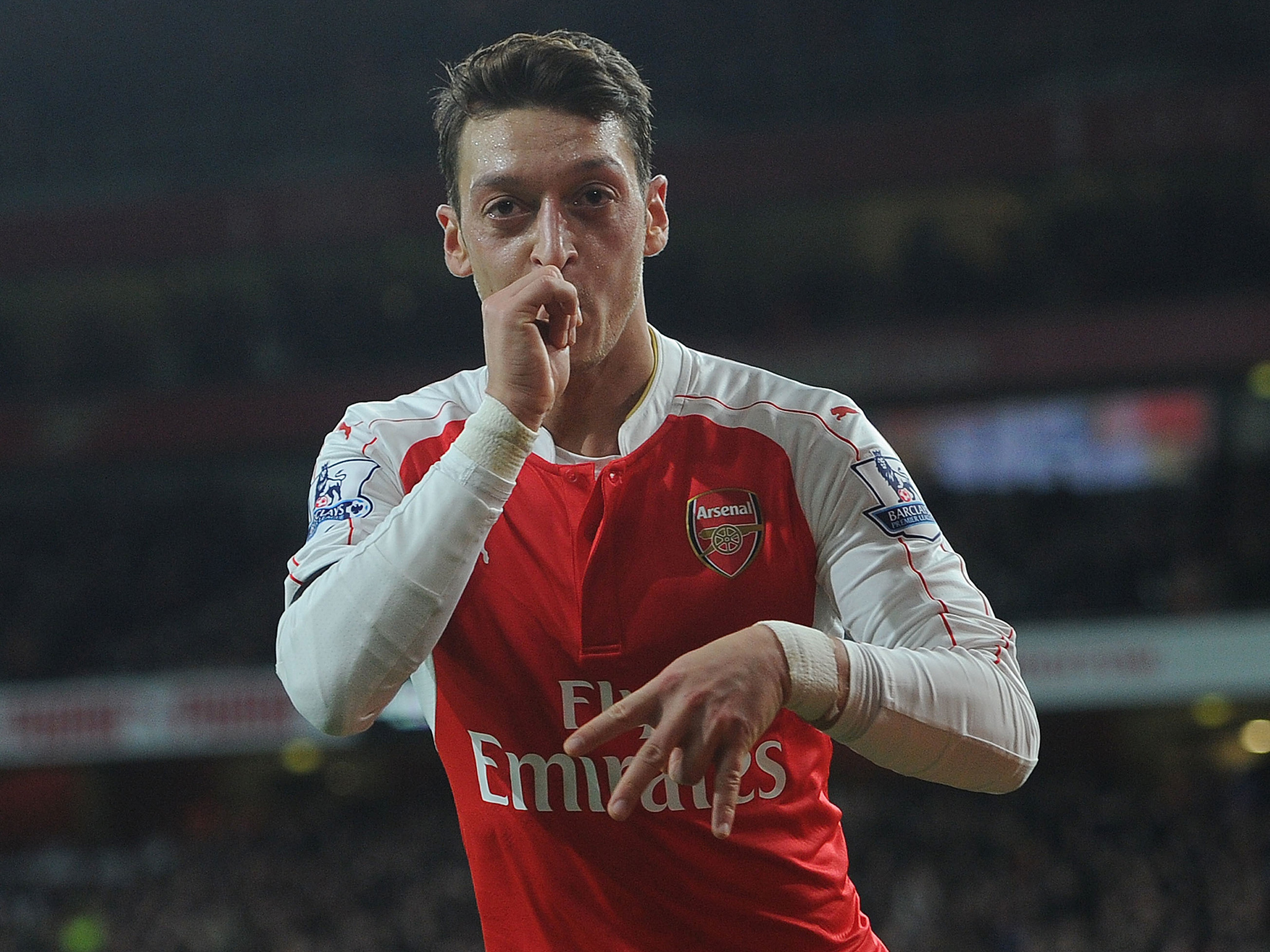 Mesut Ozil M - HD Wallpaper 