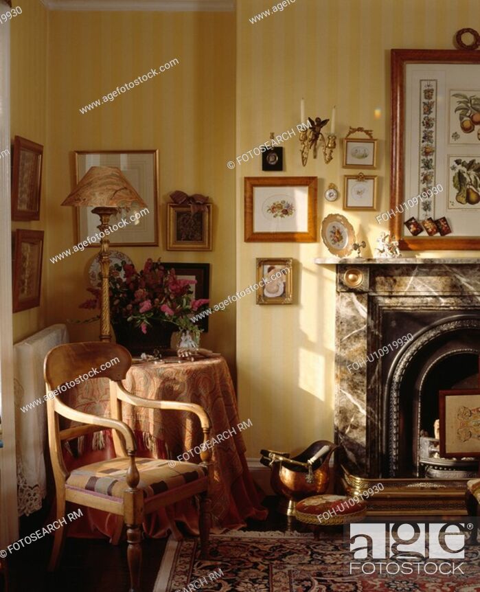 Striped Wallpaper In Traditional Neutral Living Room - Interior Design - HD Wallpaper 