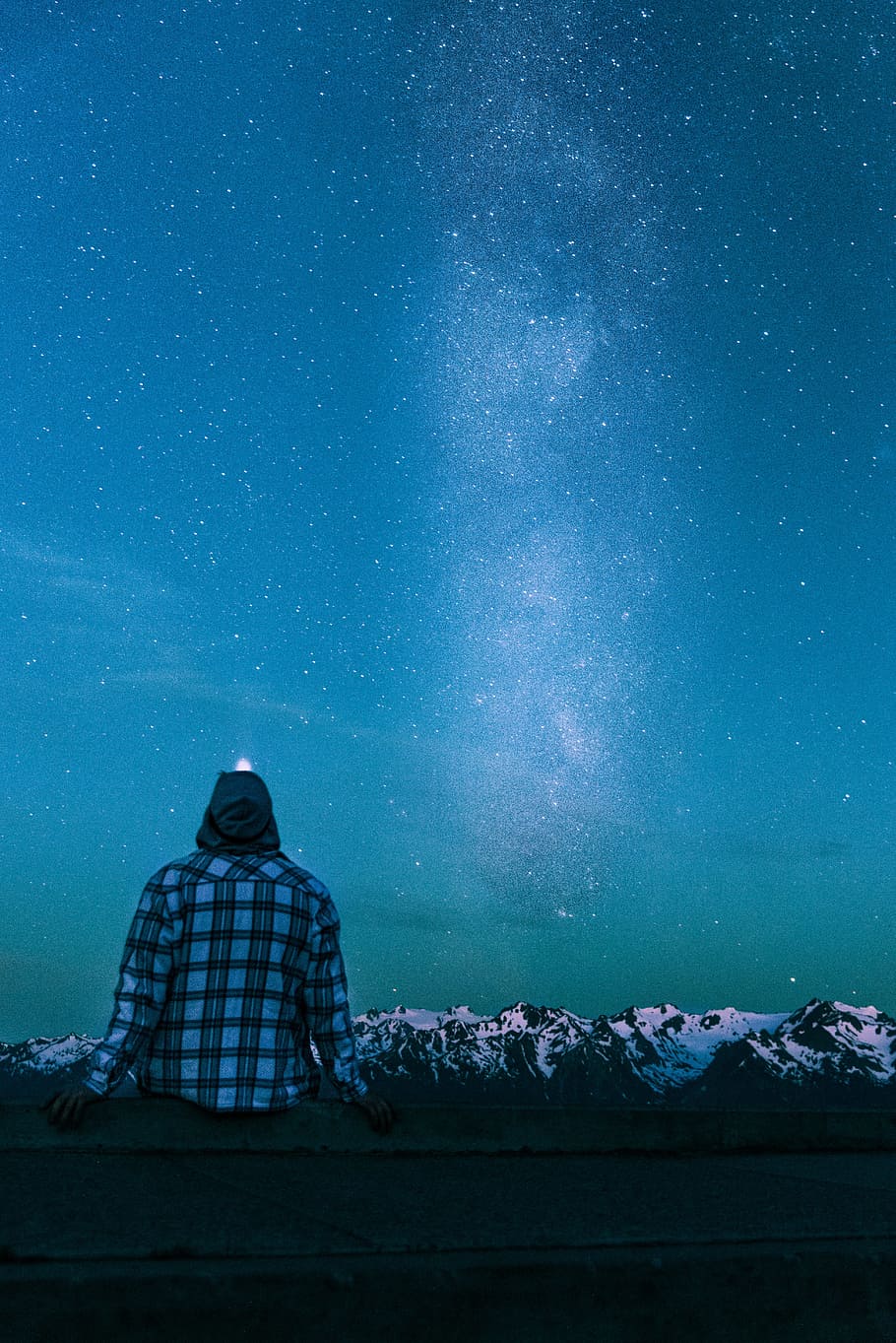 Man Sitting On Gray Wall Looking At The Stars, Person - Hurricane Ridge - HD Wallpaper 