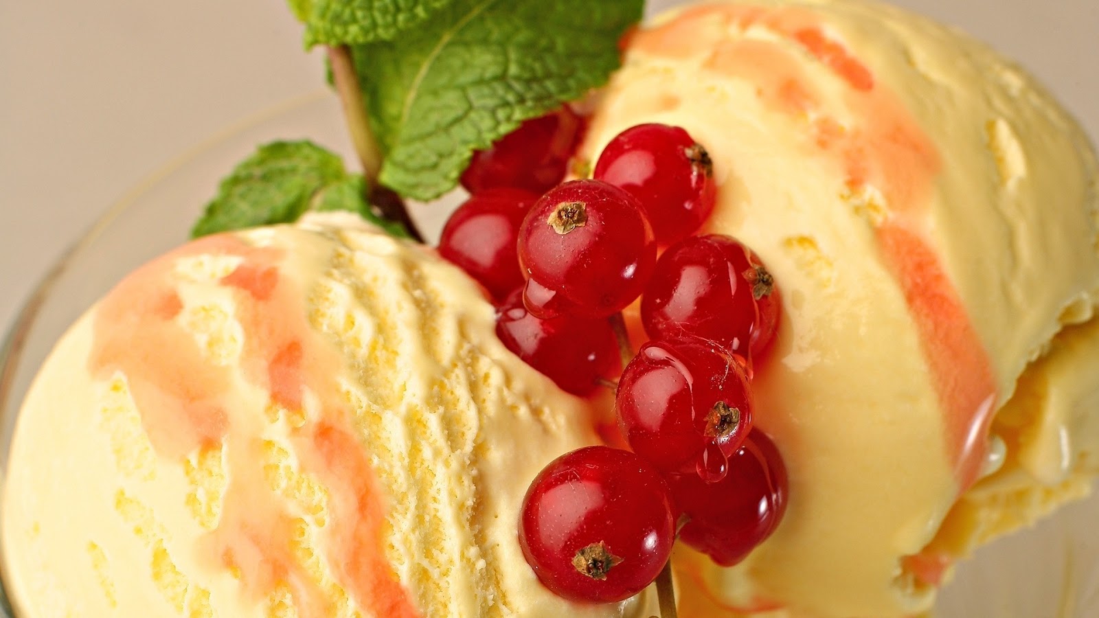 Red Berries On Ice Cream - Ice Cream Hd Wallpaper For Desktop - HD Wallpaper 