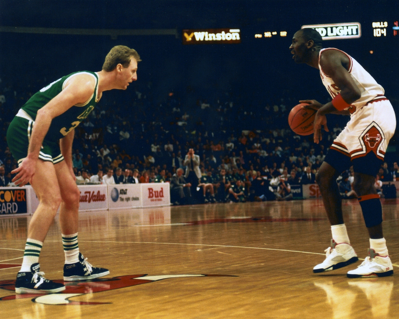 Free Wallpaper Larry Bird Michael Jordan - Larry Bird Guarding Michael Jordan - HD Wallpaper 