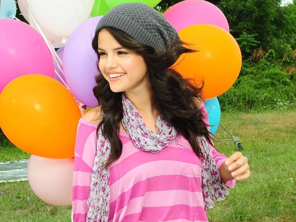 Selena Gomez - HD Wallpaper 