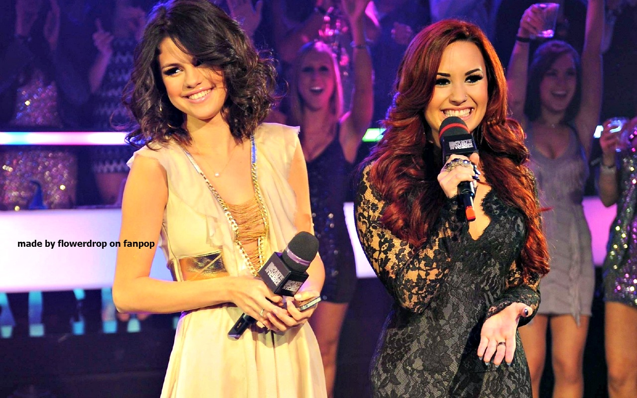 Selena&demi Wallpaper ❤ - Demi Lovato And Selena Gomez Sing - HD Wallpaper 