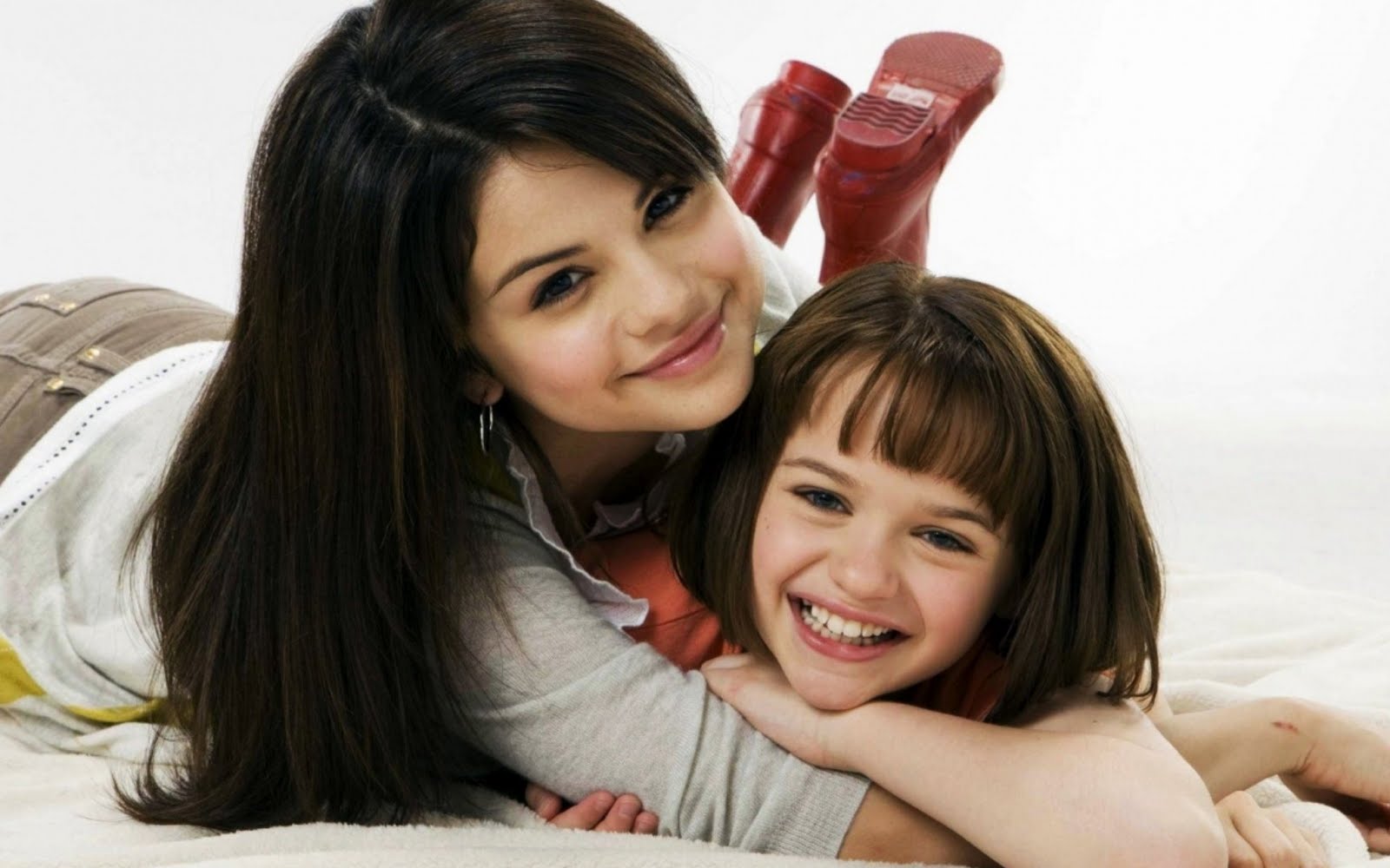 Selena Gomez-teen Cute Girl Wallpaper - Selena Gomez Breeze And Ramona - HD Wallpaper 