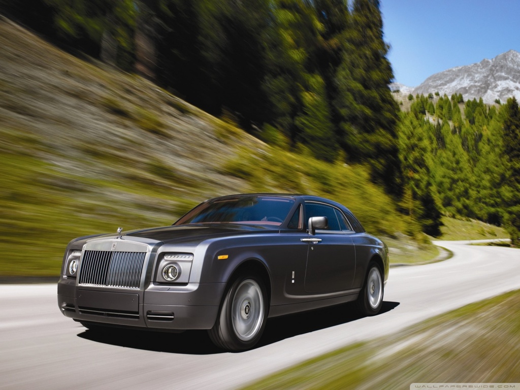 Rolls Royce On The Road - HD Wallpaper 