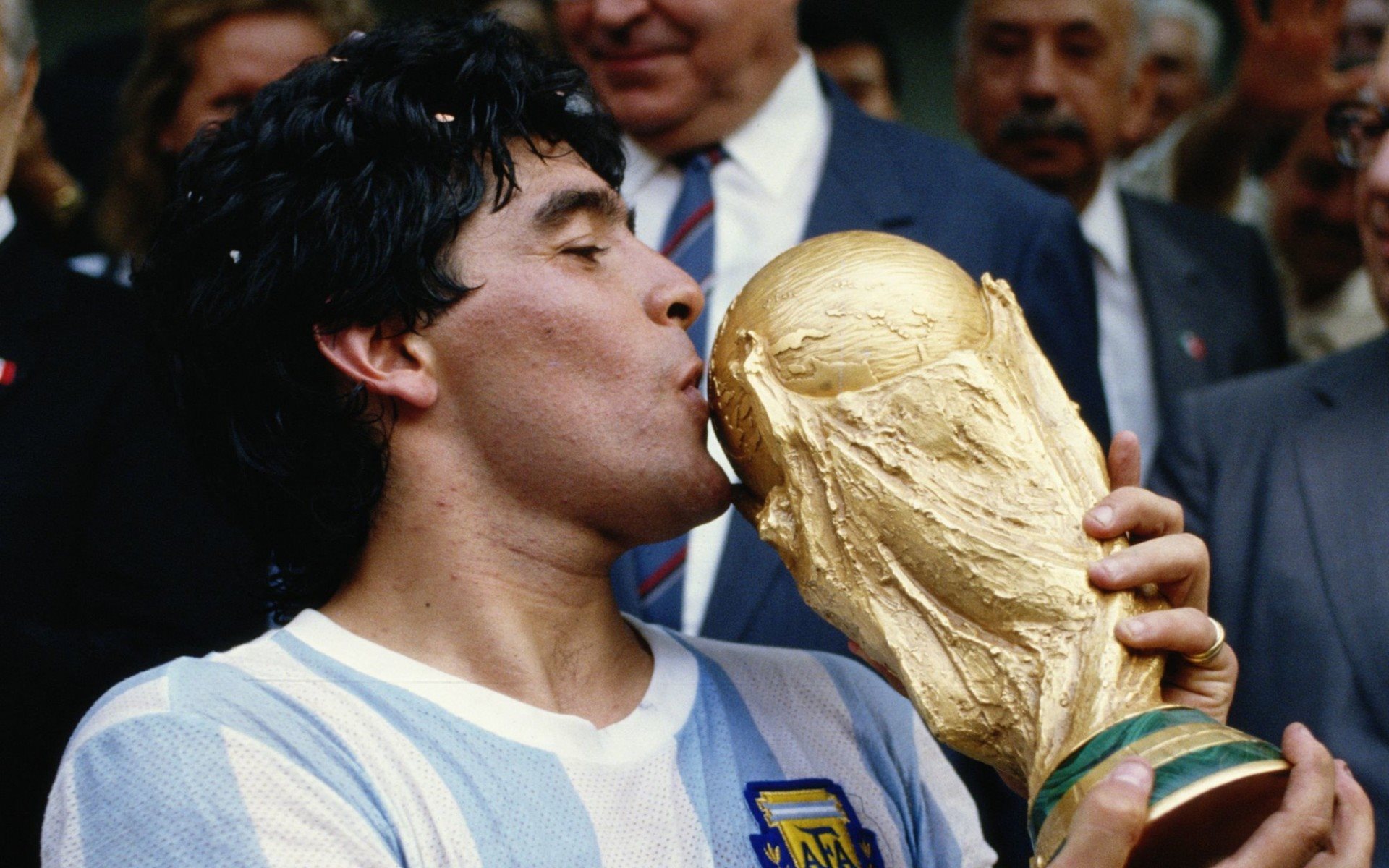 Maradona With World Cup - HD Wallpaper 