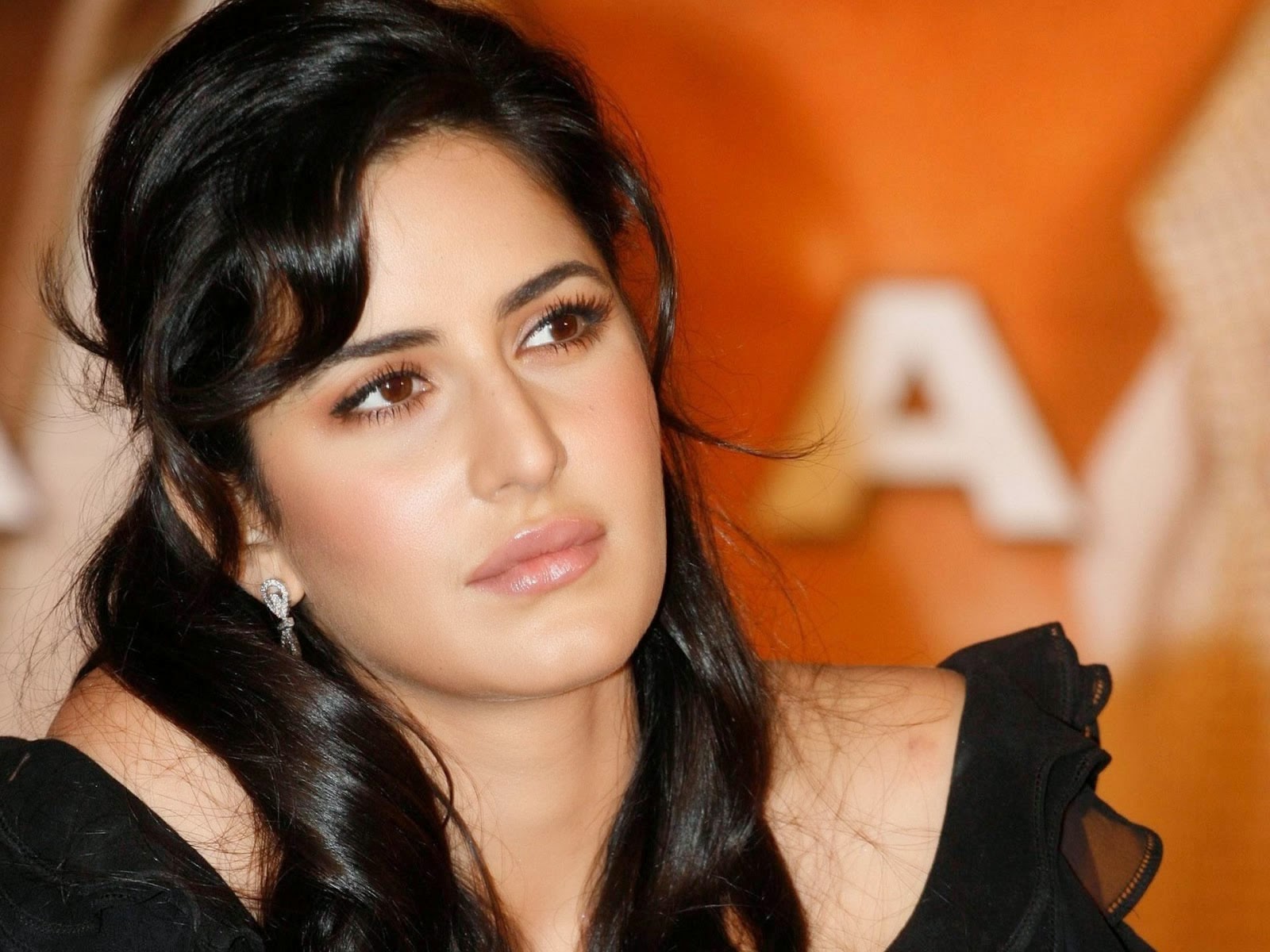 Katrina Kaif Cute Expression Wallpapers - Katrina Kaif Hd Beautiful - HD Wallpaper 