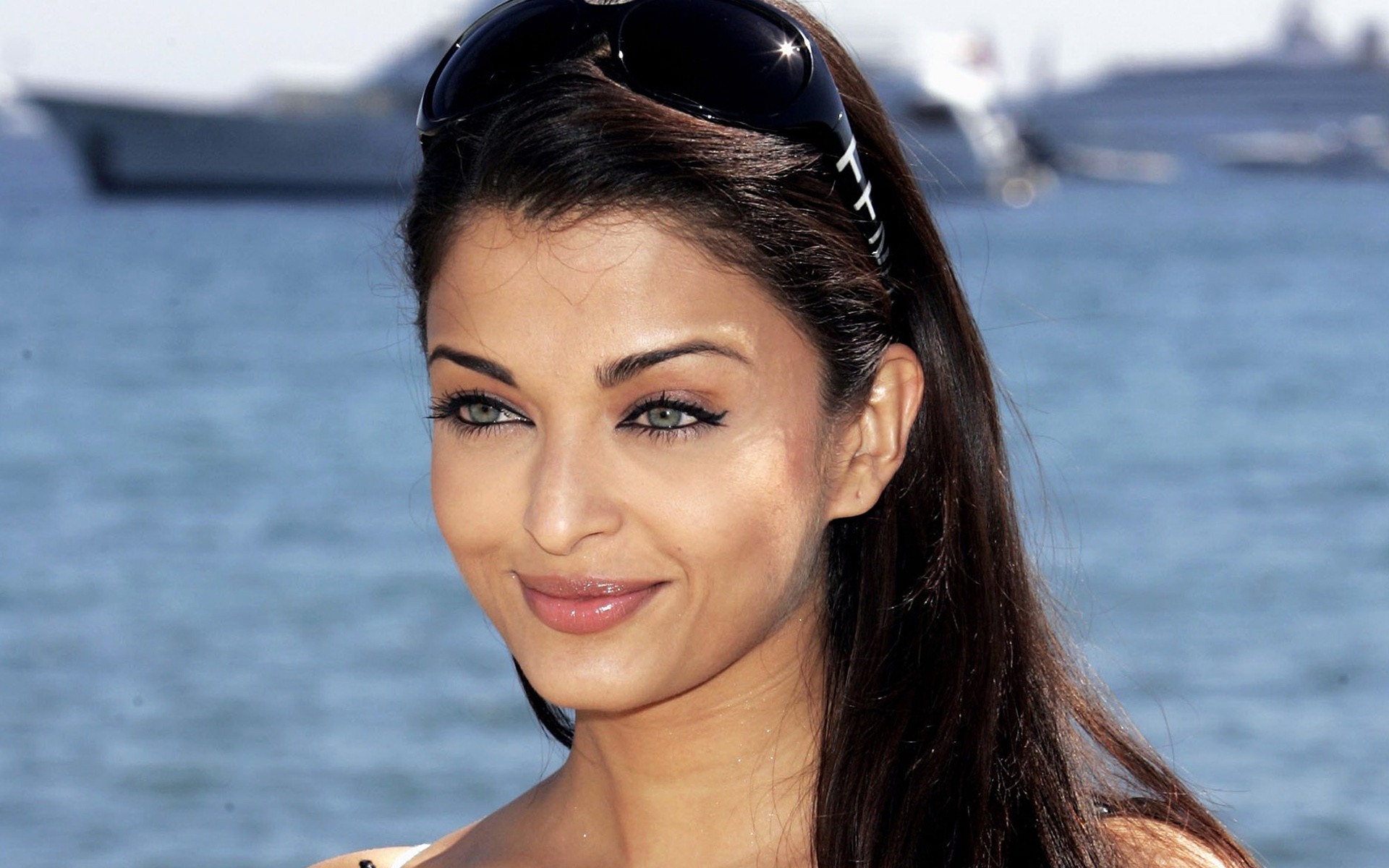 Aishwarya Rai Beautiful Wallpapers - Most Beautiful Indians In The World - HD Wallpaper 