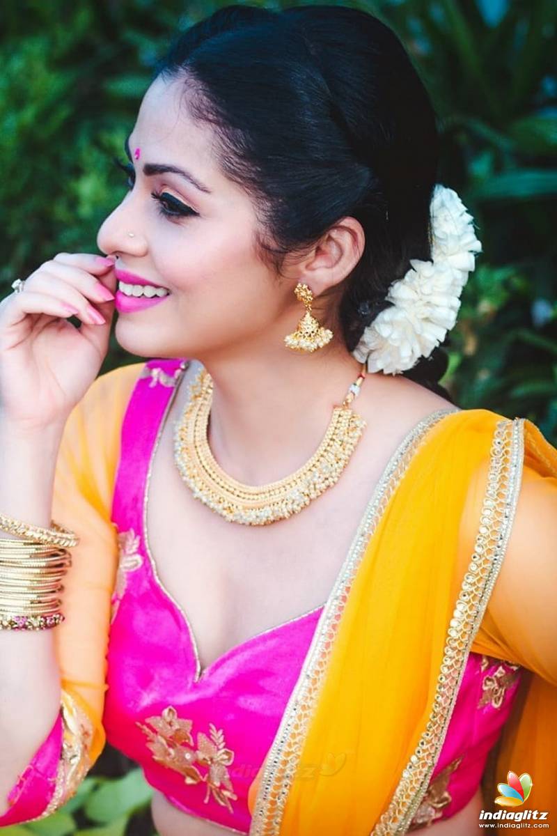 Sadha - Sada Actress - 800x1200 Wallpaper Sadha - Sada Actress - 800x1200 Wallpaper