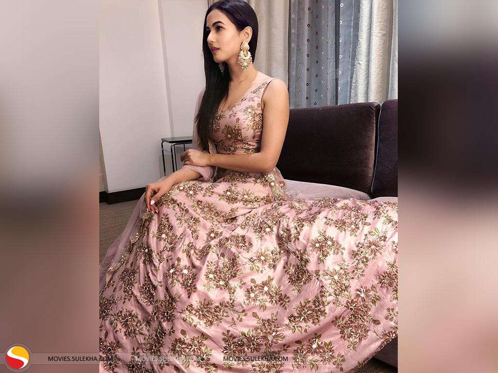 Sonal Chauhan In Lehenga - HD Wallpaper 