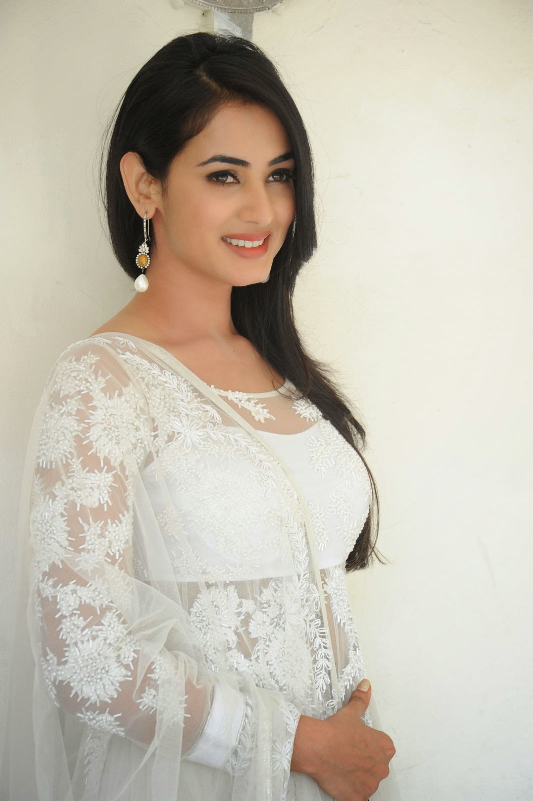 Sonal Chauhan Photos At Legend Interview Hq Photo - Sonal Chauhan - HD Wallpaper 