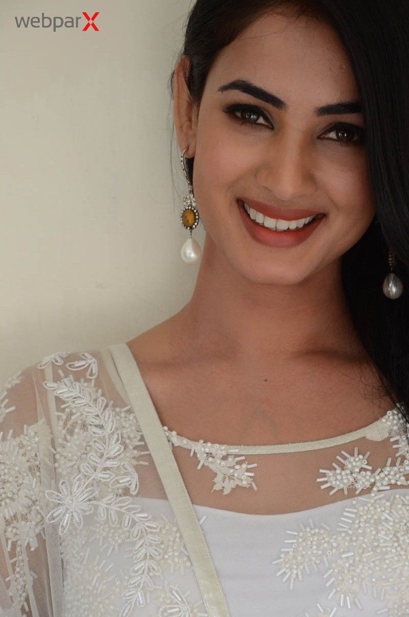 Sonal Chauhan - HD Wallpaper 