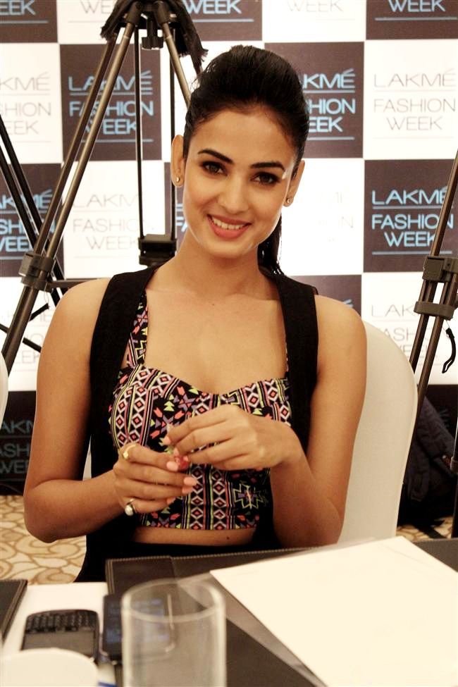 Cute Sonal Chauhan - HD Wallpaper 