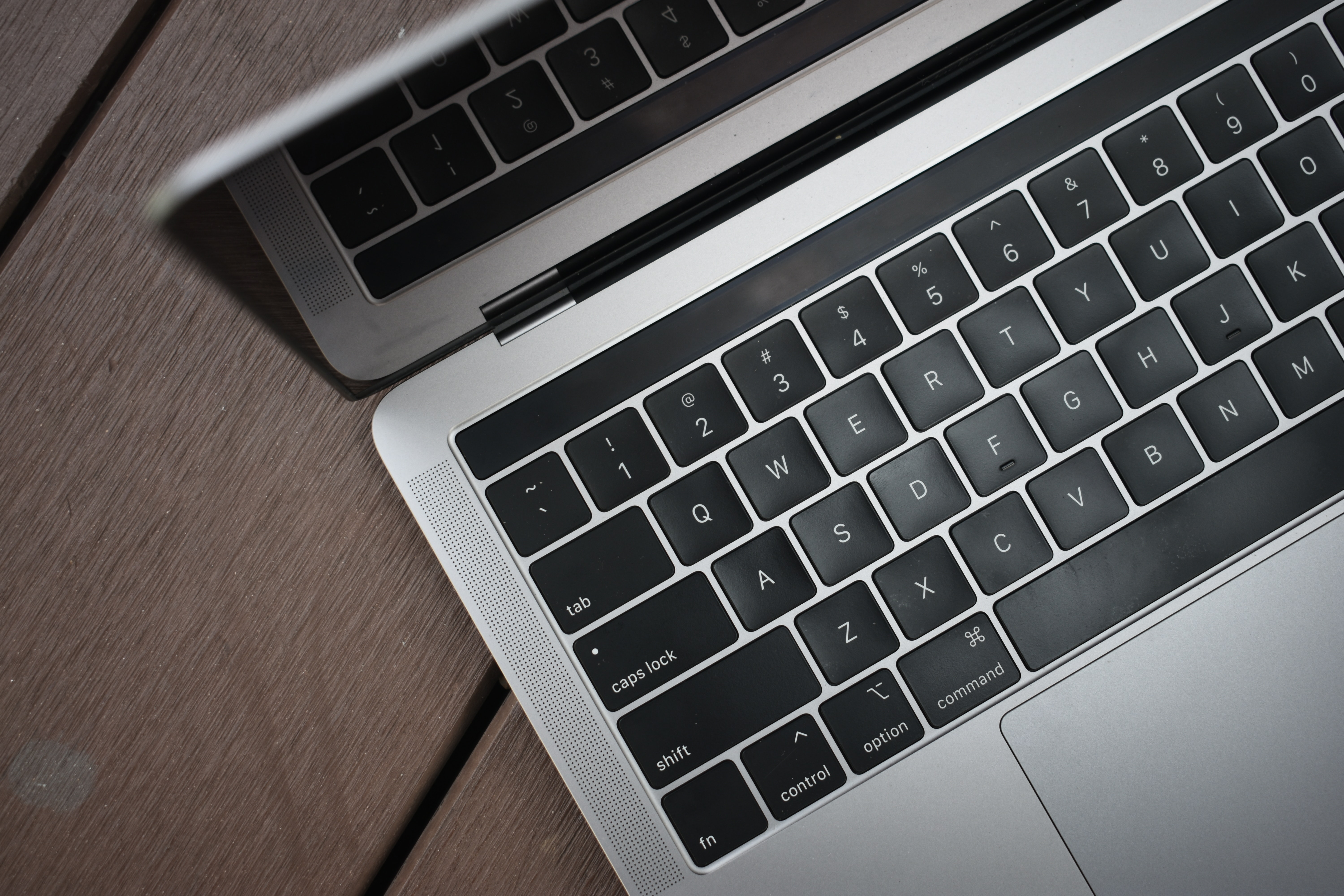 Laptop With Phone Social Media - HD Wallpaper 