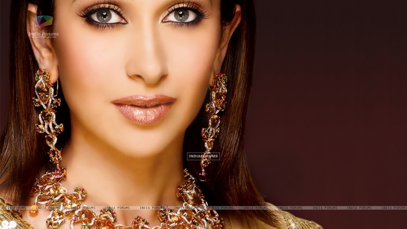 Karishma Kapoor Before And After - HD Wallpaper 