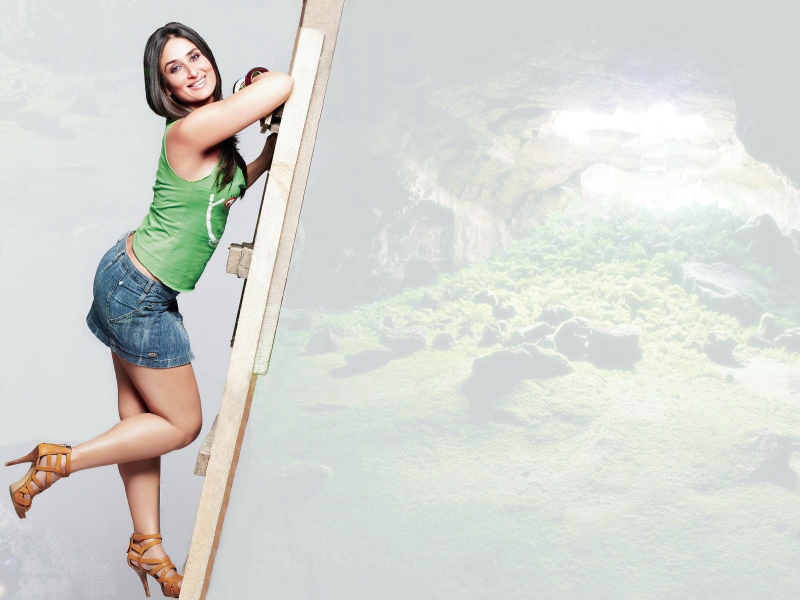 Hot Kareena Kapoor In Green Top - Kareena Kapoor Hot N Sexey - HD Wallpaper 