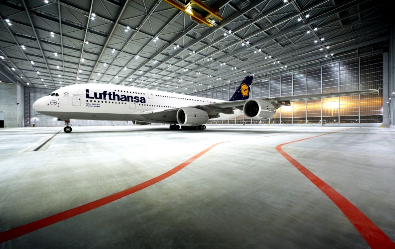 Commercial Aircraft Lufthansa Wallpaper - Lufthansa A380 Hangar - HD Wallpaper 