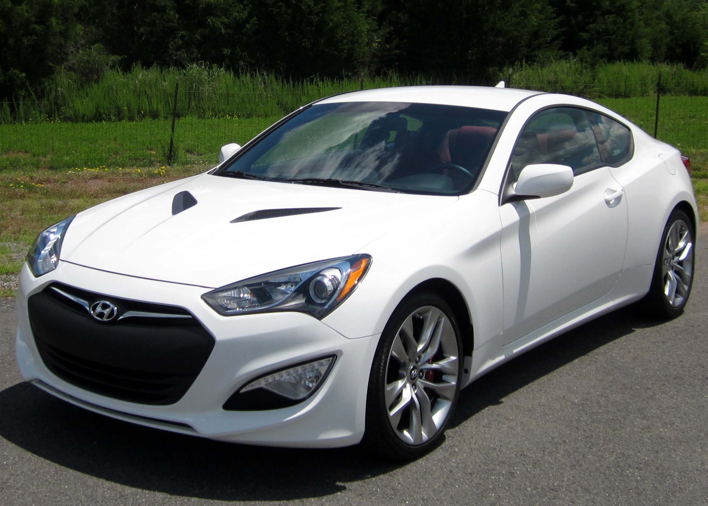 Hyundai Genesis Coupe Computer Wallpaper - Hyundai Genesis 2013 White - HD Wallpaper 