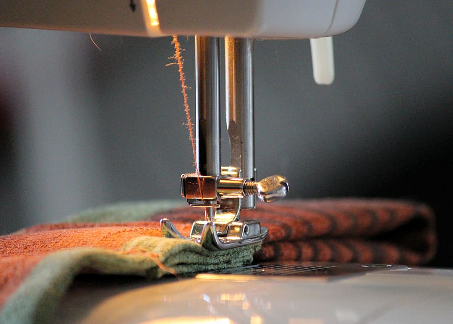 Brown And Green Textile On Sewing Machine, Foot, Yarn, - Janome Dc 2014 Review - HD Wallpaper 
