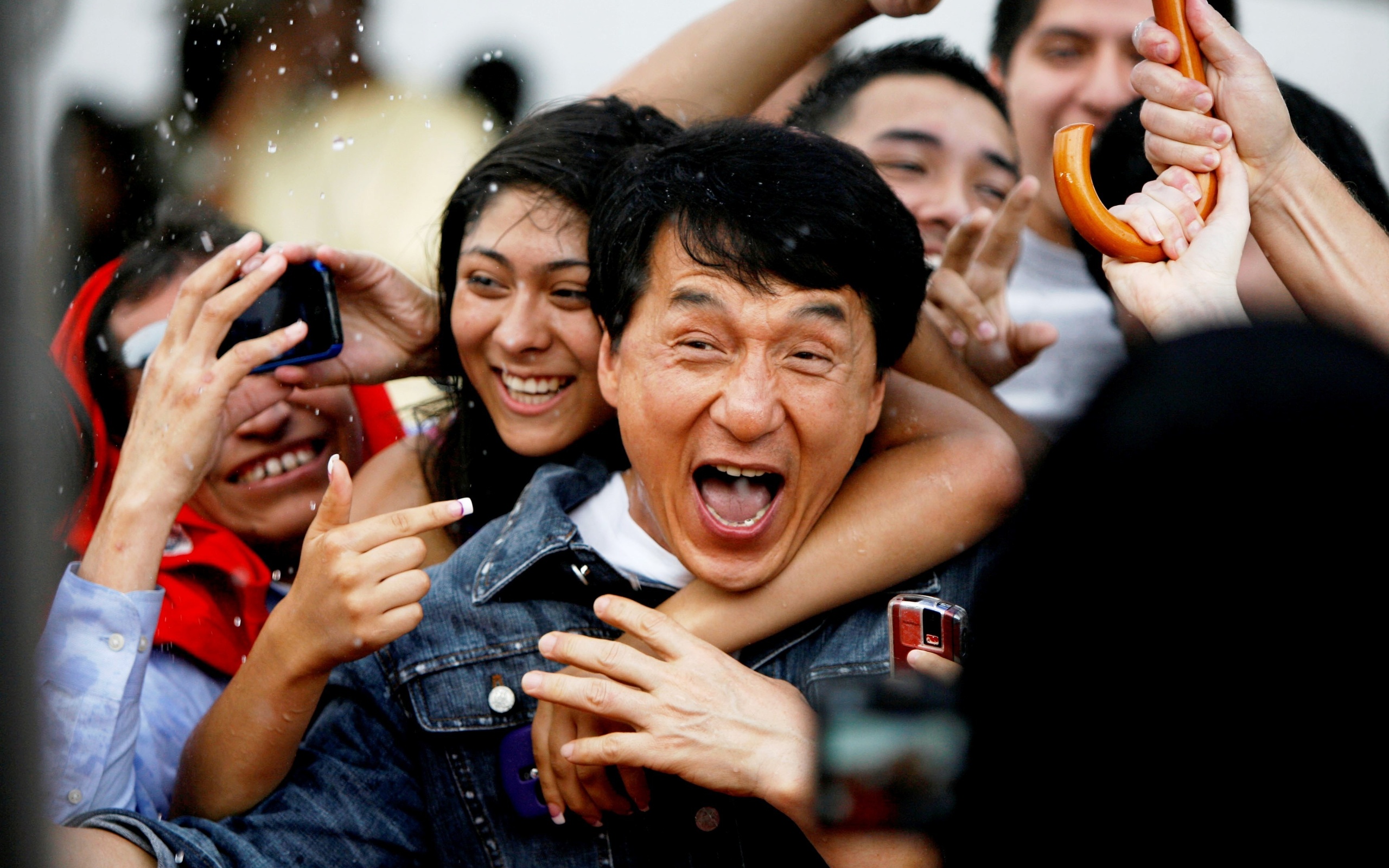 Jackie Chan With Fans - HD Wallpaper 