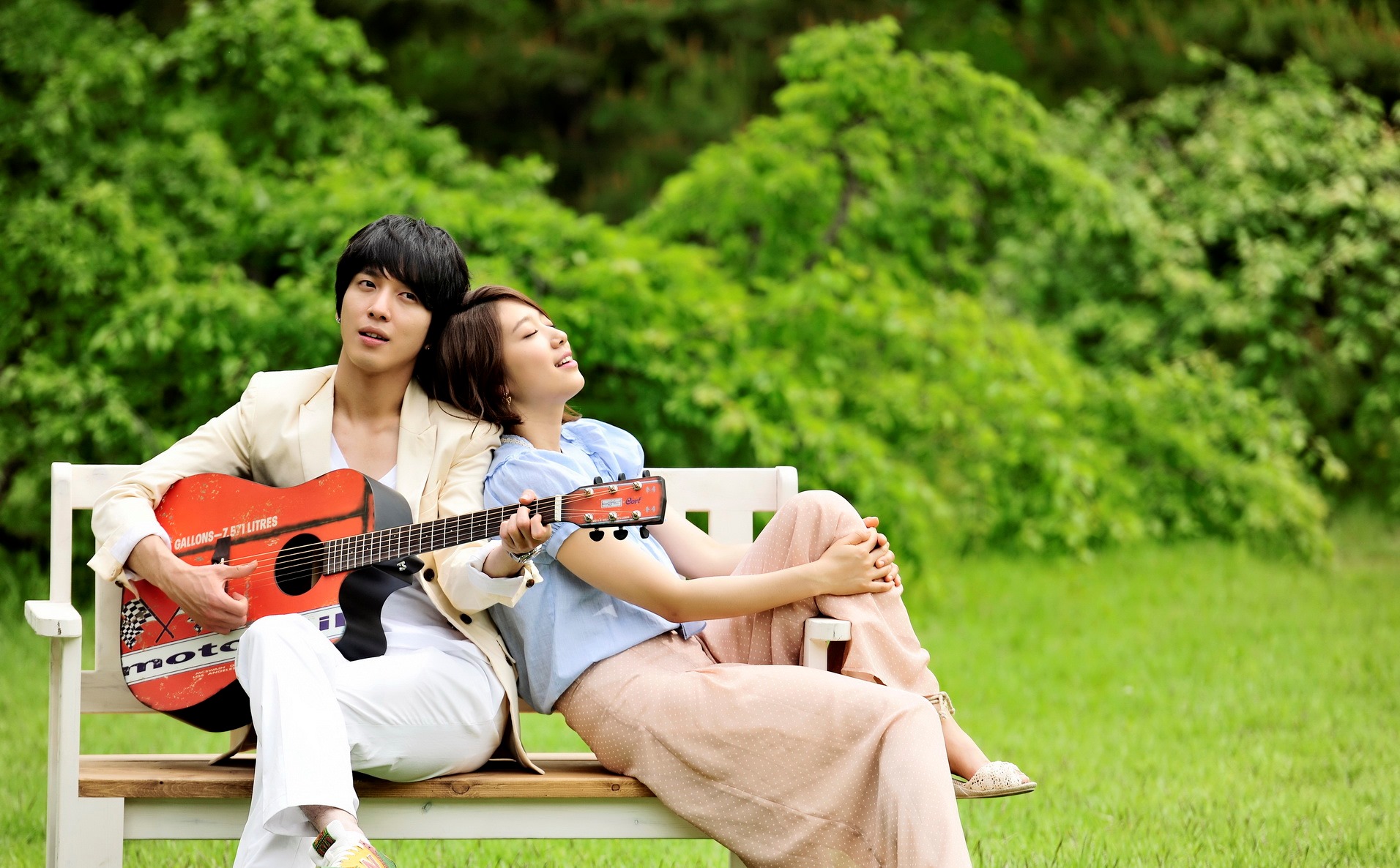 Park Shin Hye Dan Jung Yong Hwa - HD Wallpaper 