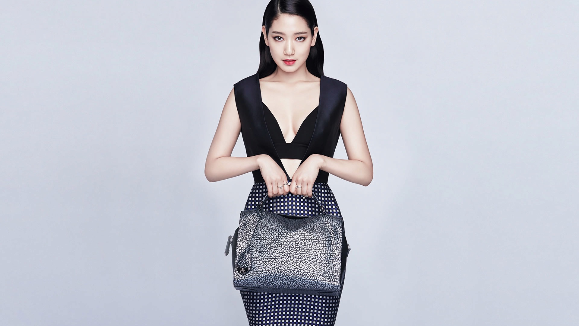 South Korean Actress Park Shin Hye Hd Wallpapers - Park Shin Hye Bazaar - HD Wallpaper 