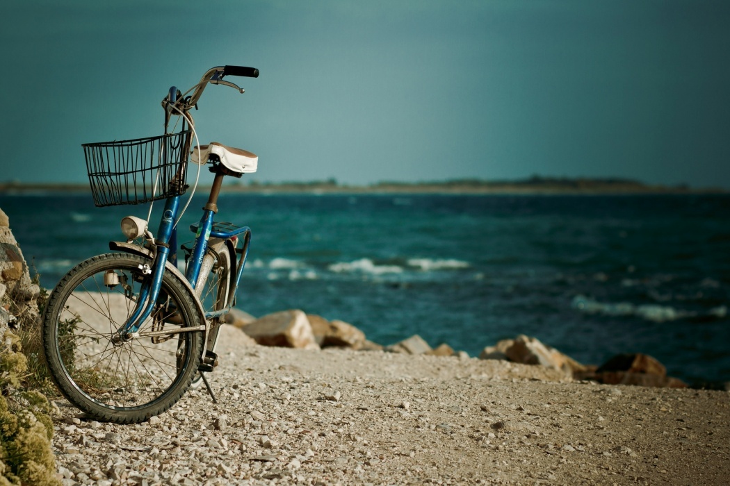 Bicycle At Sea Beach - River Background Image Hd - HD Wallpaper 