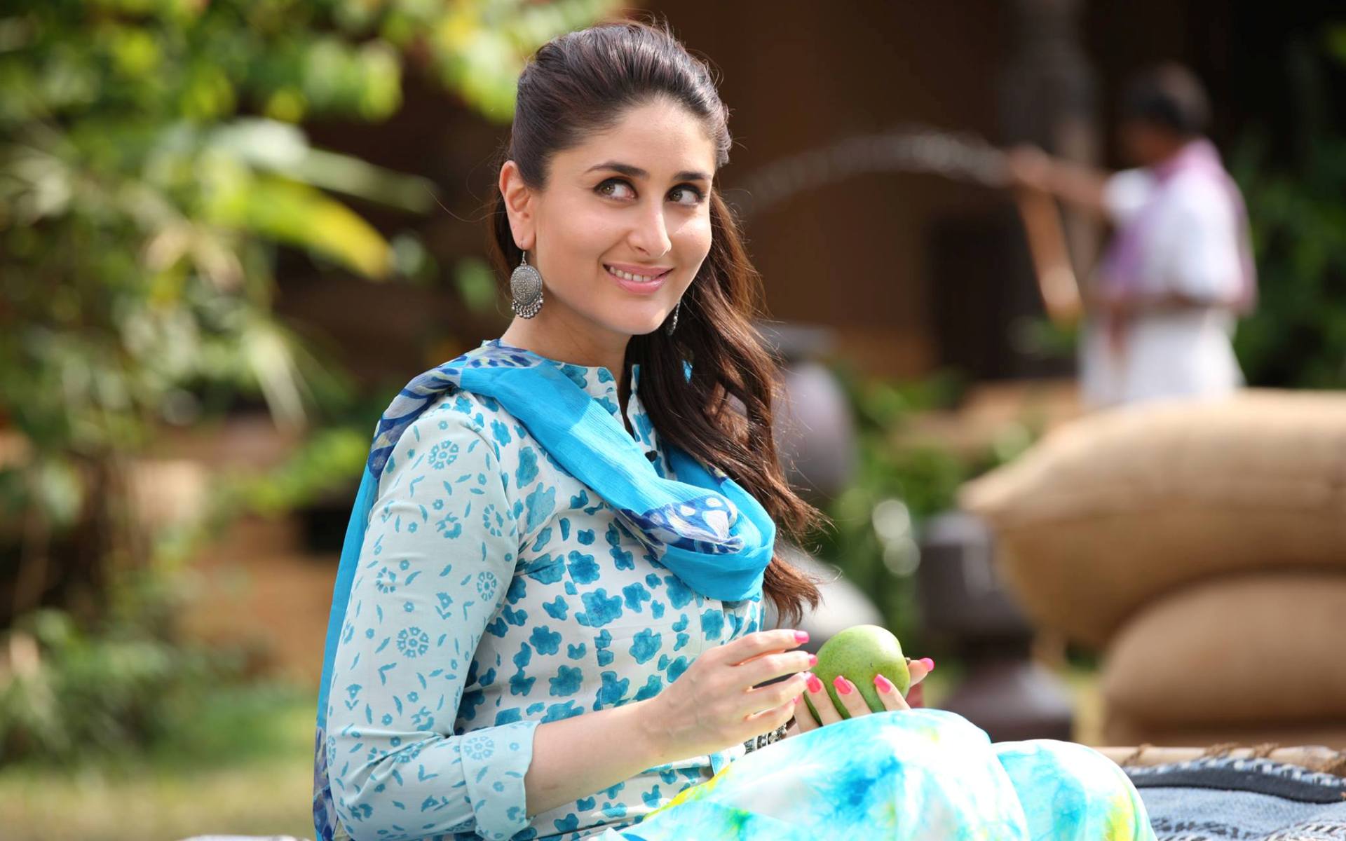 Kareena Kapoor Khan In Singham Returns Movie - Kareena Kapoor In Singham Returns - HD Wallpaper 