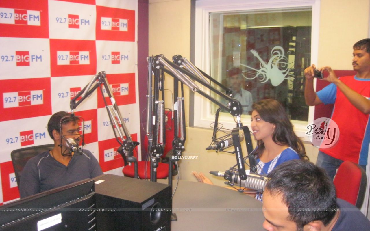 Ajay Devgan, Rohit Shetty Visited Big - Rohit Shetty Kajal Agarwal - HD Wallpaper 