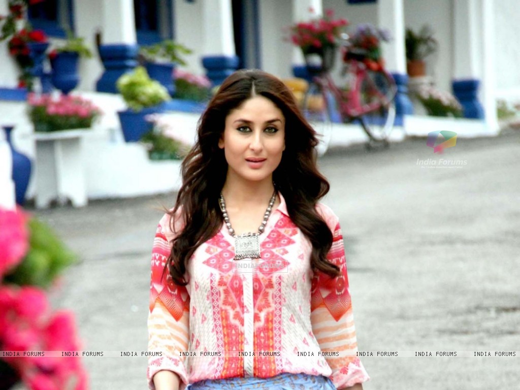Singham Returns Kareena Kapoor Long Skirts - HD Wallpaper 