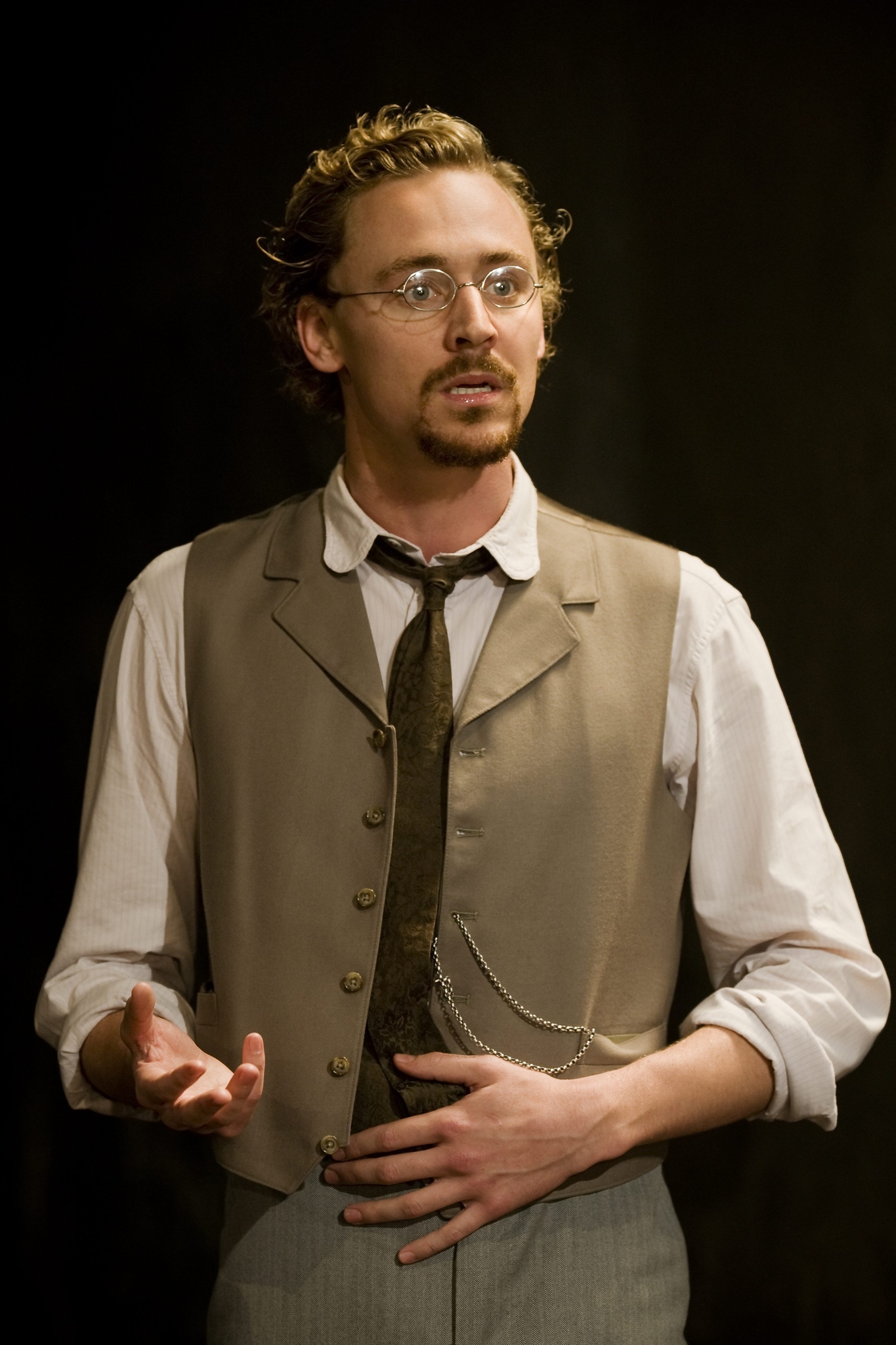 Tom Hiddleston Wallpaper For Iphone Celebrities Wallpapers - Tom Hiddleston Ivanov - HD Wallpaper 