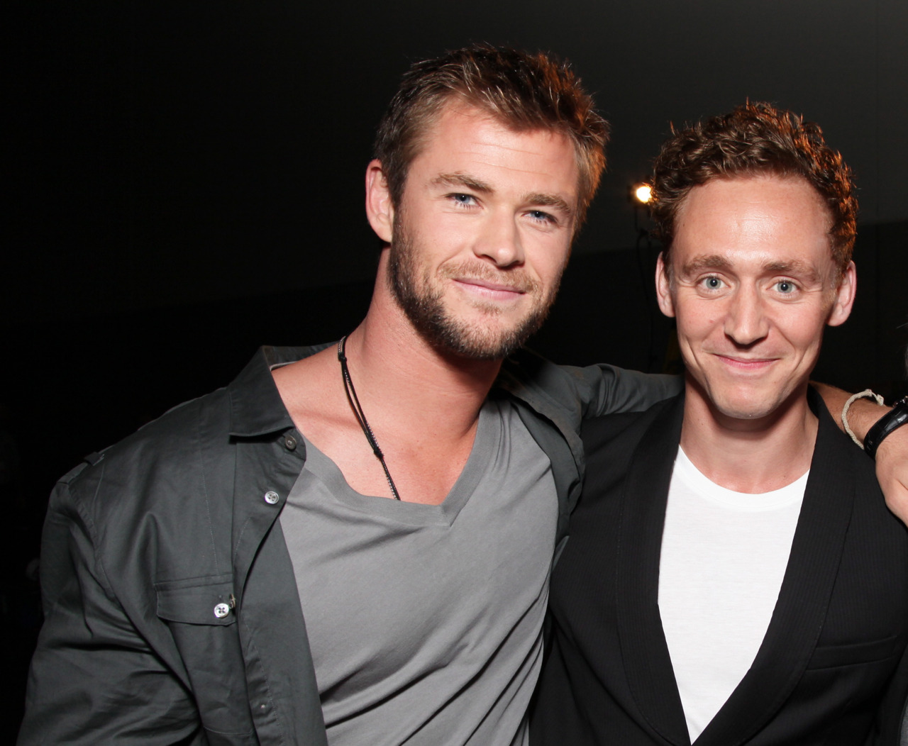 Chris Hemsworth Tom Hiddleston - HD Wallpaper 