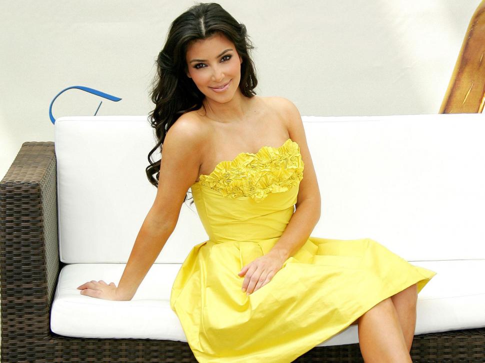 Kim Kardashian In Yellow Dress Wallpaper,kim Kardashian - 1080p Kim Kardashian Hd - HD Wallpaper 