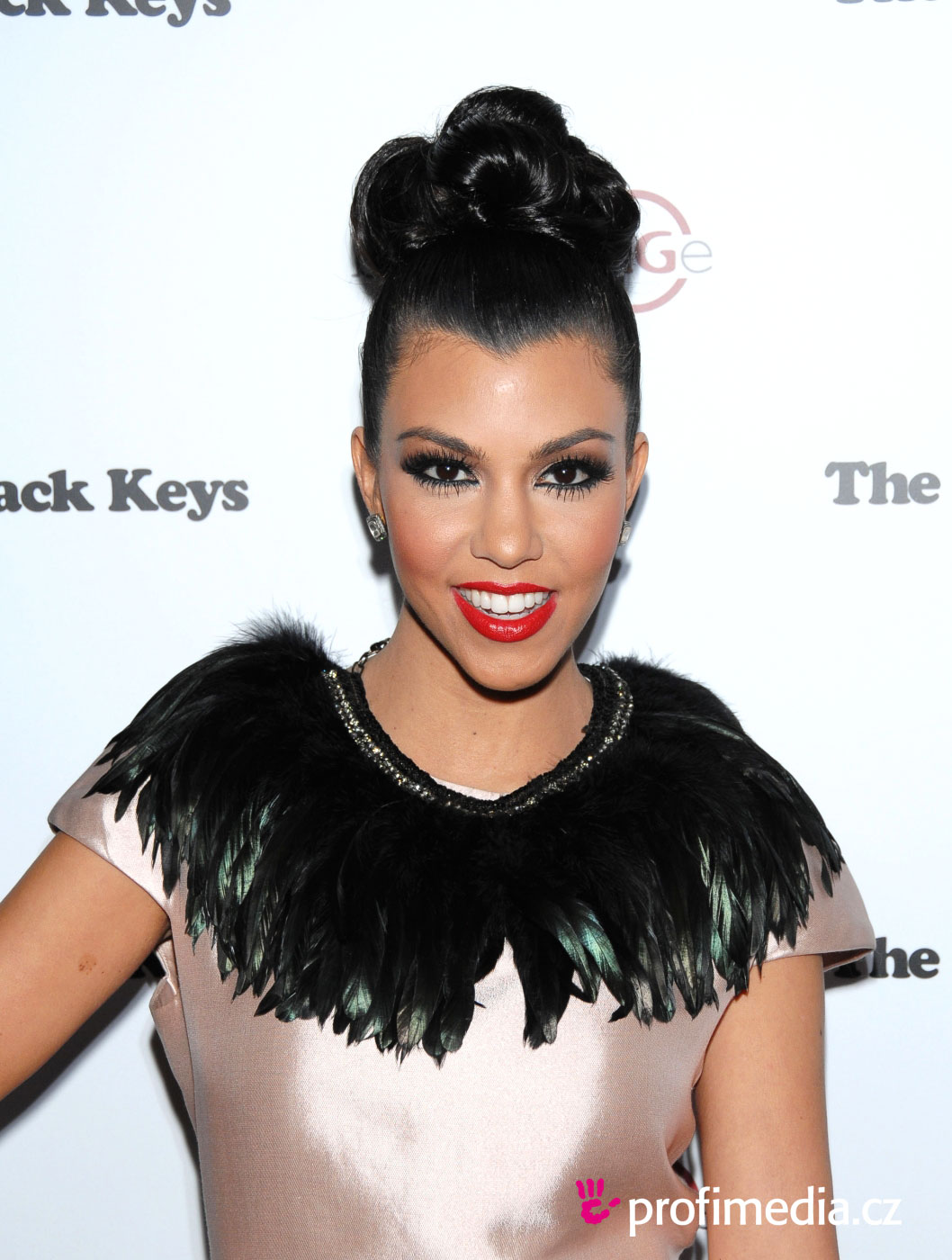 Kourtney Kardashian Wallpaper - 1058x1400 Wallpaper - teahub.io