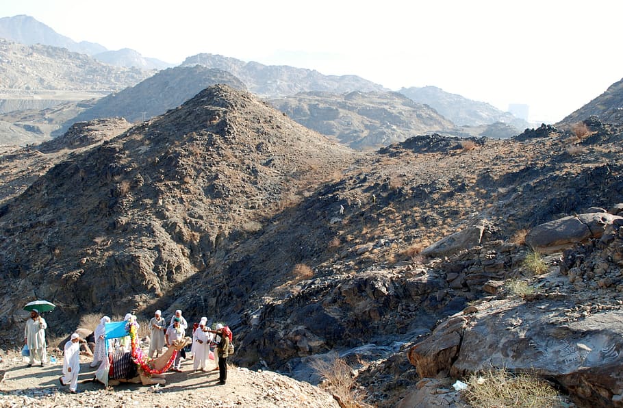 Group Of People Standing On Mountain, Hajj, View, Mountains, - Saudi Arabia Mecca Mountains - HD Wallpaper 