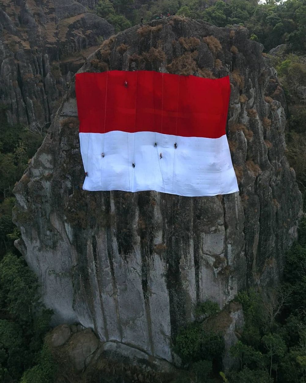 Merah Putih Berkibar Di Gunung © Instagram - Merah Putih Di Puncak Gunung - HD Wallpaper 