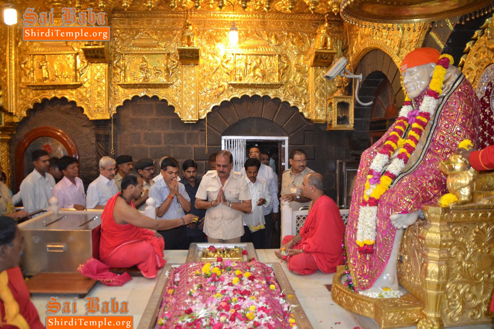 Shirdi Sai Baba Wallpaper Large - HD Wallpaper 